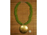 Collier multi-rangs Perles vertes et pendentif métal MN030